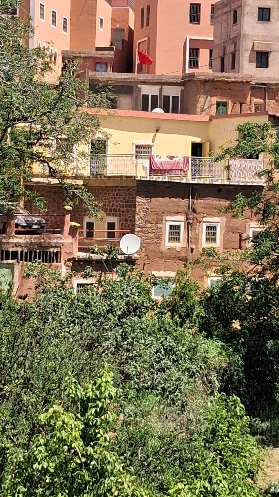 Façade en pisé du gîte Tizi Noubadou